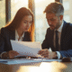 Avocats en discussion dans un bureau lumineux