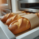 Baguette fraîche enroulée dans papier cuisson dans un congélateur