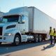 Camion semitrailer neuf dans un centre logistique moderne