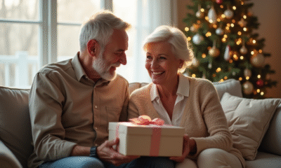 Couple d'âge moyen échangeant des cadeaux dans un salon lumineux