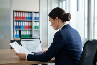 Femme d affaires concentrée à son bureau pour un article sur la gestion administrative