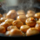 Girolles fraîches sautées au beurre dans une poêle