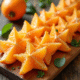 Fruits de starfruit tranchés artistiquement sur une planche en bois
