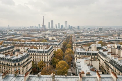 Vue aérienne panoramique de Paris montrant la densité urbaine et les monuments emblématiques comme la Tour Eiffel et La Défense